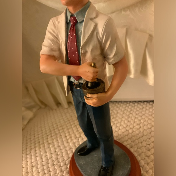 PHARMACIST FIGURINE BY VAN MARK - Picture 6 of 8